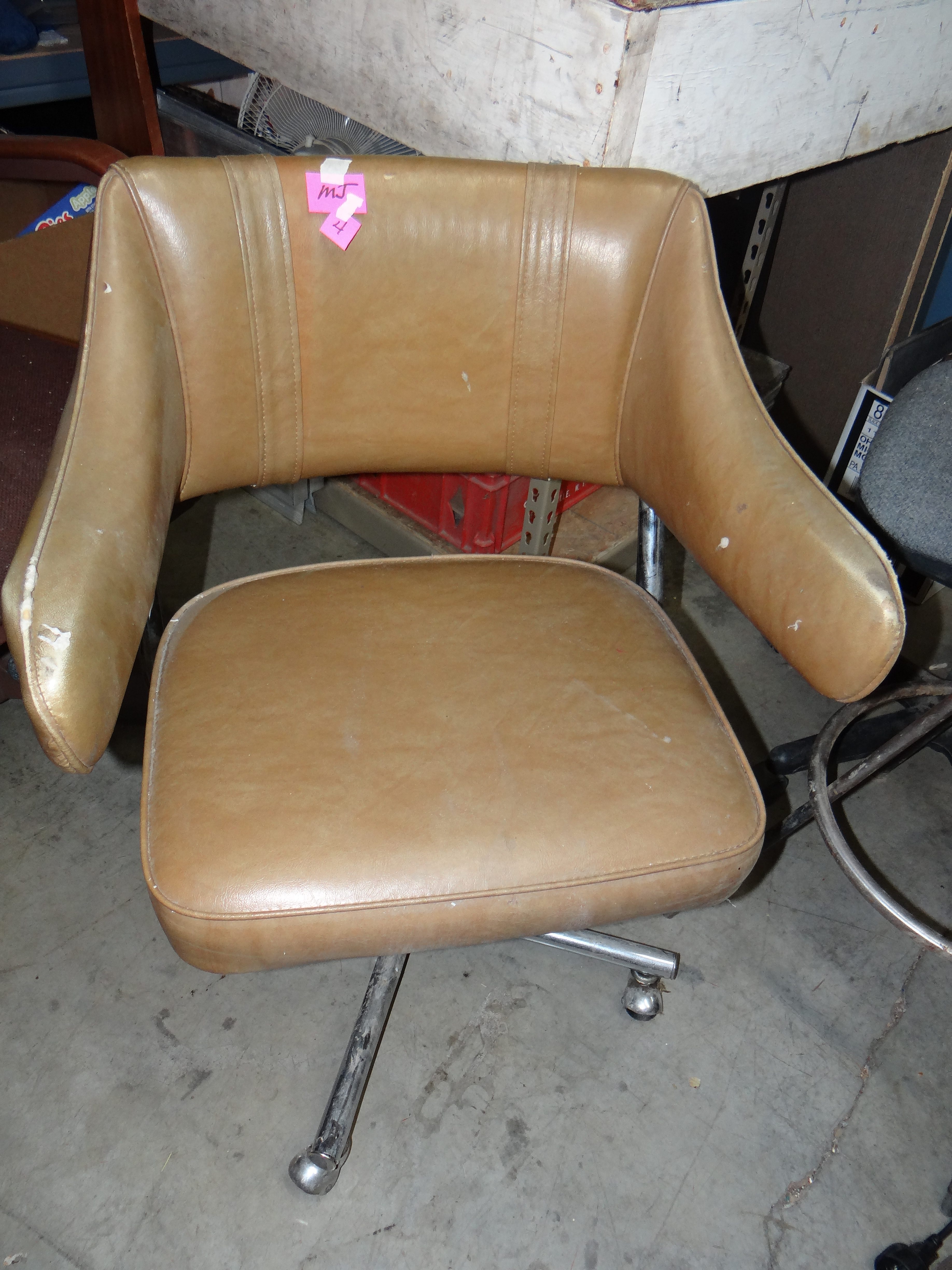 MJ4-Vintage Leather Swivel Office Chair w/ Back & Arm Rests