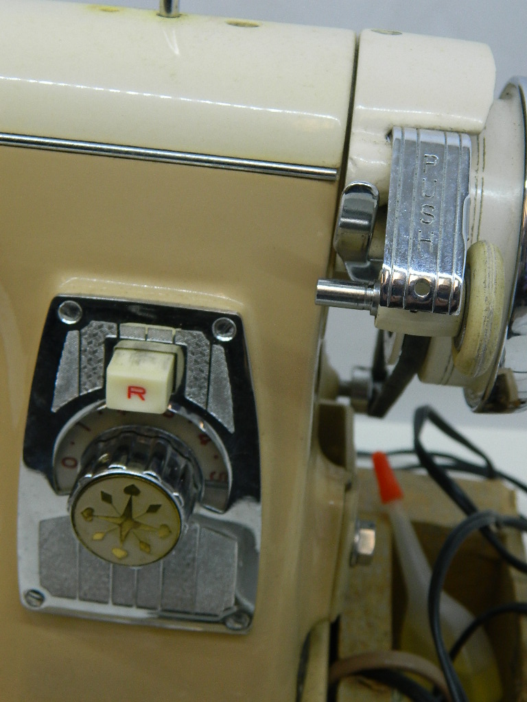 AA4049 RARE ‘VISETTI’ Sewing Machine GREAT CONDITION w/ Case, Pedal