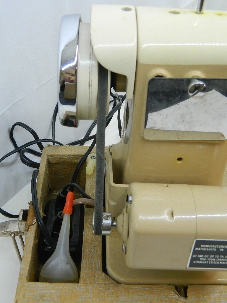 AA4049 RARE ‘VISETTI’ Sewing Machine GREAT CONDITION w/ Case, Pedal