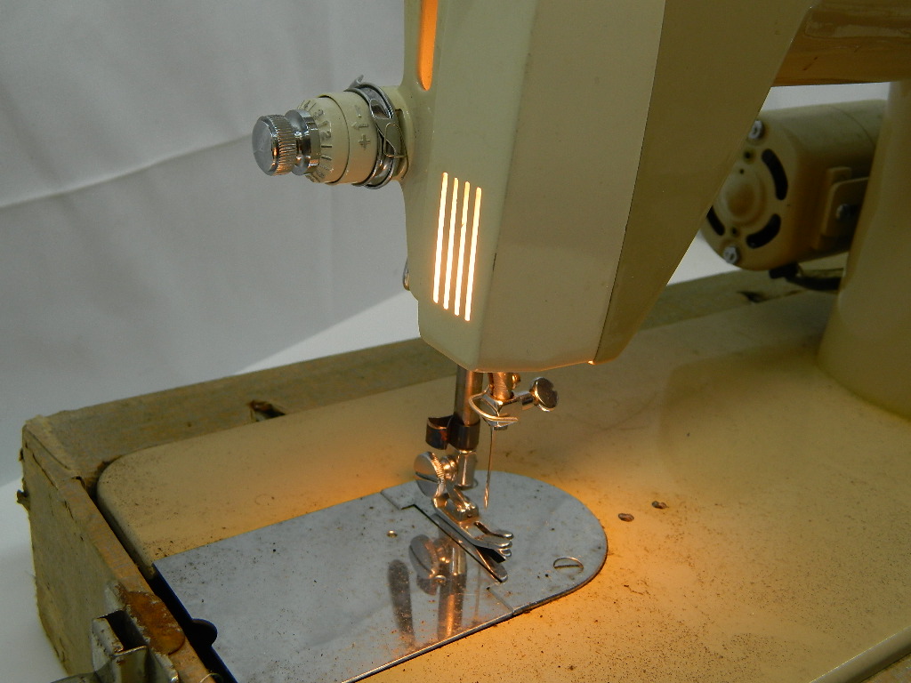 AA4049 RARE ‘VISETTI’ Sewing Machine GREAT CONDITION w/ Case, Pedal