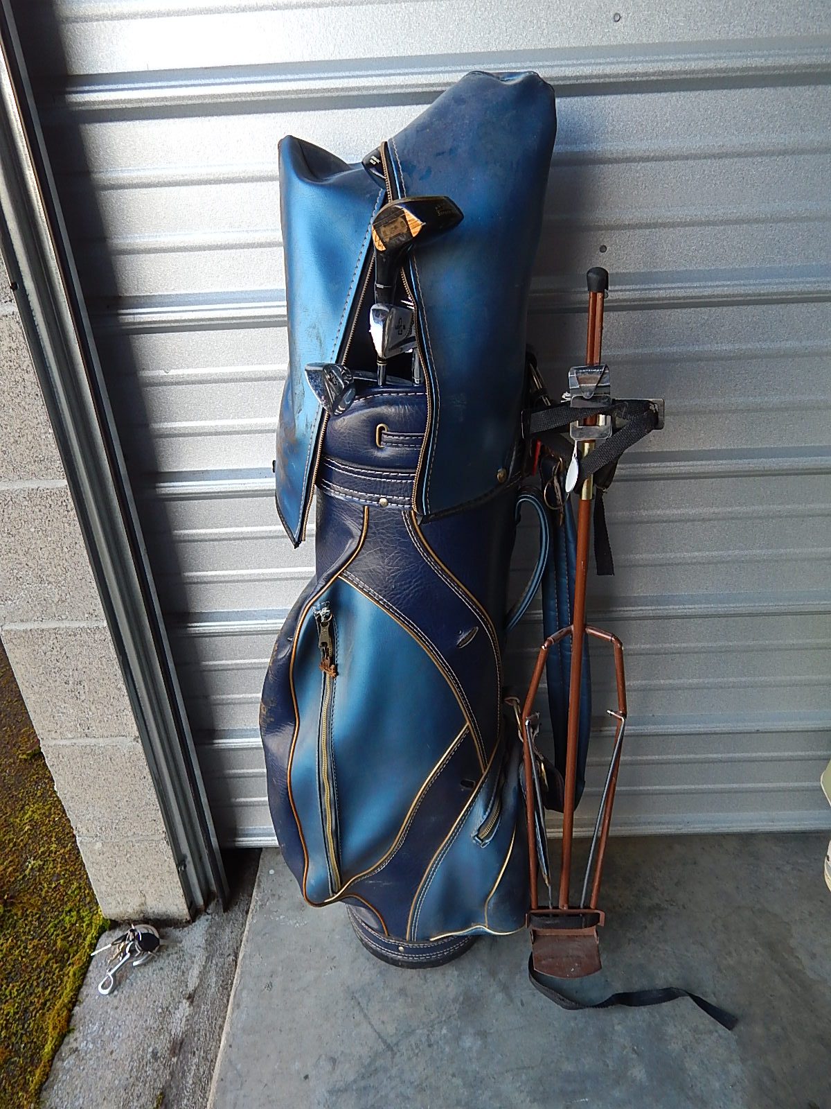 2-Vintage Blue Golf Bag w/ Clubs