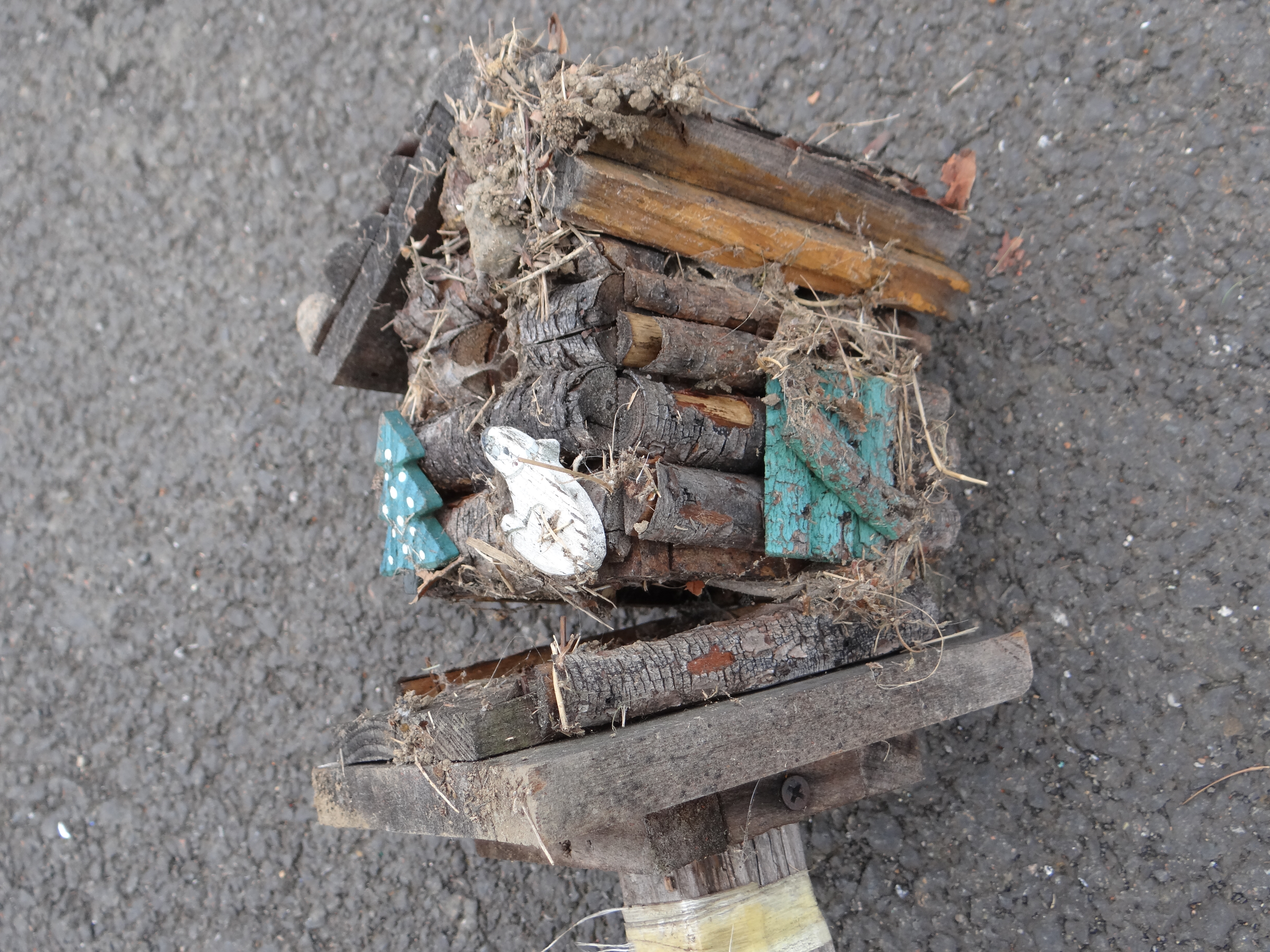 83-Bird House (needs some TLC) on Approx 8ft Wooden Pole