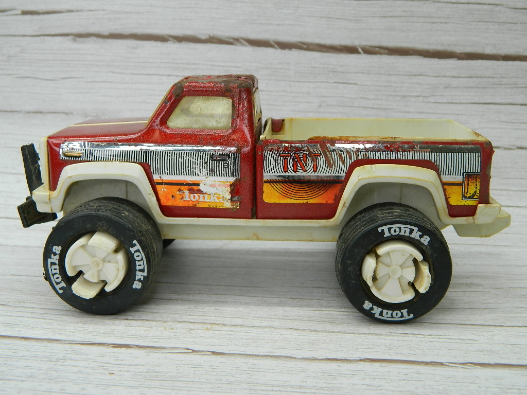 Oe4743- Vintage Tonka Red ‘ Tnt’ Truck Metal And Plastic Made 3.5 X 8 X 