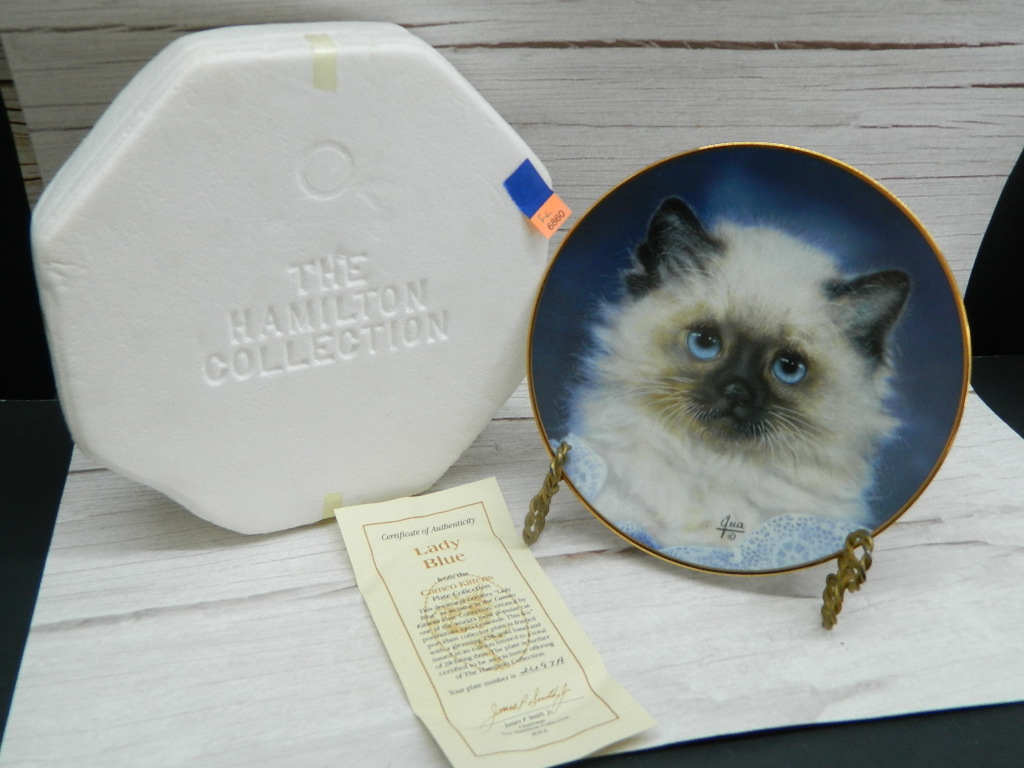 Fl6860 The Hamilton Collection Limited Edition 1993 Porcelain Made Signed Qua Lemonds Lady Blue From The Cameo Kittens Decorative Collectors Plate W Certificate Of Authenticity In Box 8in Across Wilbur Auction